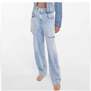 Toteme side-slash cut thigh light-wash jeans. 💙